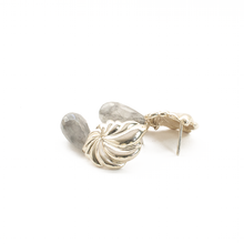Cargar imagen en el visor de la galería, Arete Rehilete Curvo gota facetada Cuarzo gris, plata 950
