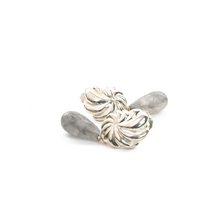 Cargar imagen en el visor de la galería, Arete Rehilete Curvo gota facetada Cuarzo gris, plata 950
