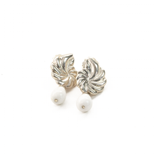 Cargar imagen en el visor de la galería, Arete Rehilete Plano Gota lisa Pequeña Hawlite, plata 950
