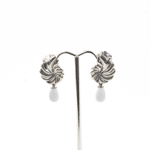 Cargar imagen en el visor de la galería, Arete Rehilete Plano Gota lisa Pequeña Hawlite, plata 950
