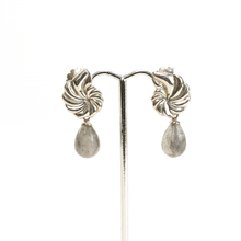 Cargar imagen en el visor de la galería, Arete Rehilete Plano Cuarzo Gris gota facetada, plata 950
