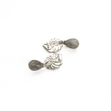 Cargar imagen en el visor de la galería, Arete Rehilete Plano Cuarzo Gris gota facetada, plata 950
