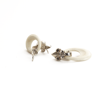 Cargar imagen en el visor de la galería, Arete flor de lis Hueso, plata 950

