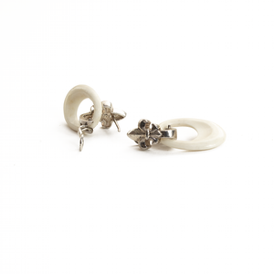 Arete flor de lis Hueso, plata 950
