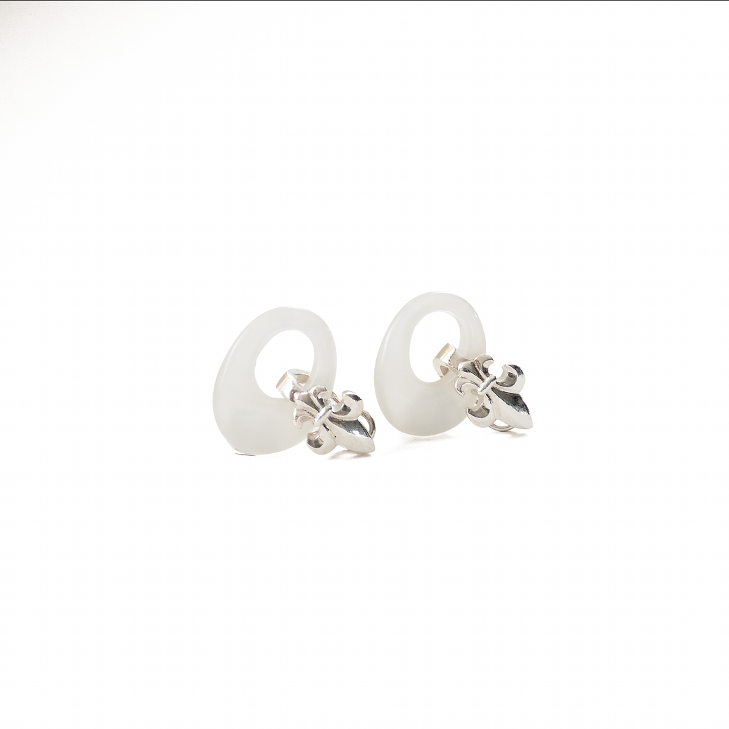 Arete Flor de Lis Madre Perla, plata 950