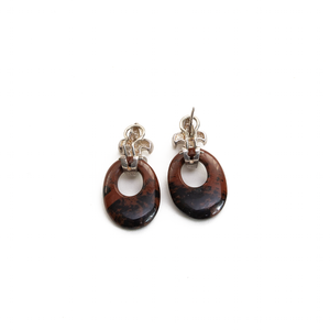 Arete Flor de Lis Obsidiana Café, plata 950