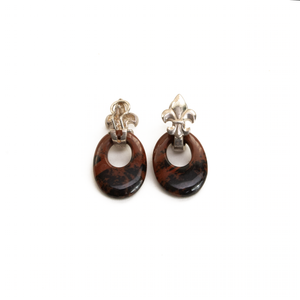 Arete Flor de Lis Obsidiana Café, plata 950