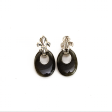 Cargar imagen en el visor de la galería, Arete Flor de lis Obsidiana Dorada, plata 950
