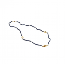 Cargar imagen en el visor de la galería, Collar Zafiro Azul y Trébol, Oro 14 k
