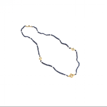 Cargar imagen en el visor de la galería, Collar Zafiro Azul y Trébol, Oro 14 k
