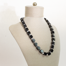 Cargar imagen en el visor de la galería, Collar Ónix Cuadrado, plata 950
