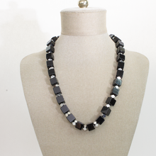 Cargar imagen en el visor de la galería, Collar Ónix Cuadrado, plata 950
