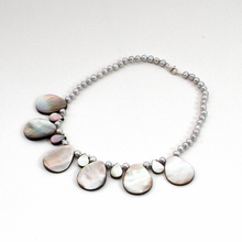 Cargar imagen en el visor de la galería, Collar Perla Gris con Madre Perla gota, plata 950
