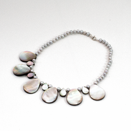 Collar Perla Gris con Madre Perla gota, plata 950