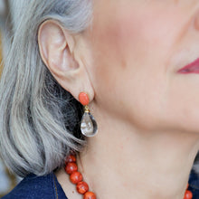 Cargar imagen en el visor de la galería, Arete coral con Cristal de Roca, oro 14k
