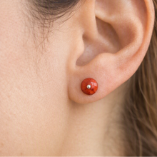 Cargar imagen en el visor de la galería, Arete Broquel Jasper Rondana Rojo 6 mm, plata 950
