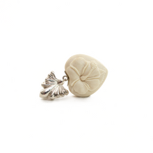 Cargar imagen en el visor de la galería, Dije Abanico Corazón Tulipán Hueso, plata 950
