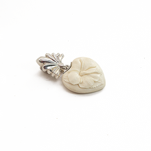 Cargar imagen en el visor de la galería, Dije Abanico Corazón Tulipán Hueso, plata 950
