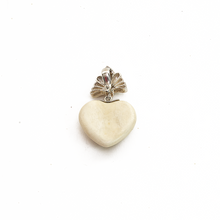 Cargar imagen en el visor de la galería, Dije Abanico Corazón Tulipán Hueso, plata 950
