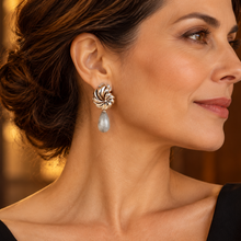 Cargar imagen en el visor de la galería, Aretes Rehilete de Cuarzo Gris en plata 950 con vestido negro.
