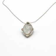 Dije Virgen Guadalupe Madre Perla pequeña. plata 950